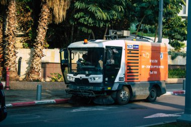 Tel Aviv İsrail 22 Şubat 2021 Kilitleme ve Coronavirus salgını sırasında Tel Aviv sokaklarını temizleyen araba İsrail 'i vurdu.