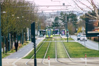 Reims, Fransa 'da 23 Şubat 2021 Coronavirus salgını sırasında Reims sokaklarında dolaşan yolcular için modern elektrikli tramvay.