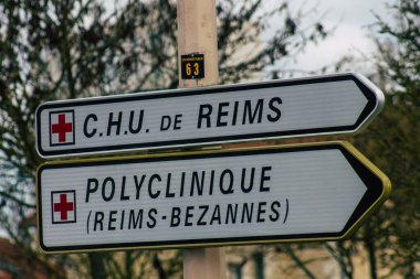 Reims şehir merkezindeki karayolu kullanıcısına bilgi sağlamak için yolun kenarına veya yukarısına dikilmiş Fransa 23 Şubat 2021 Sokak tabelası veya yol tabelası