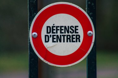 Reims şehir merkezindeki karayolu kullanıcısına bilgi sağlamak için yolun kenarına veya yukarısına dikilmiş Fransa 23 Şubat 2021 Sokak tabelası veya yol tabelası