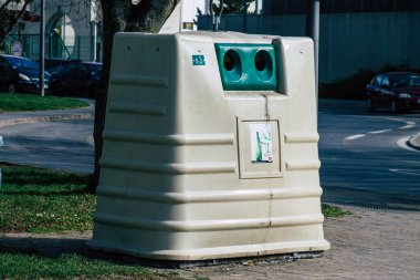 Reims, Fransa 'nın Grand Est bölgesinde bir şehir olan Reims' de 23 Şubat 2021 'de çöp konteynırına yerleşiyor.