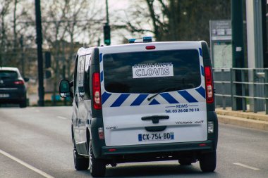 Fransa 'yı 23 Şubat 2021' de Coronavirus salgını sırasında Fransa 'yı etkileyen Reims sokaklarında araba sürerken yakaladı.