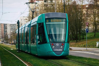 Reims, Fransa 'da 23 Şubat 2021 Coronavirus salgını sırasında Reims sokaklarında dolaşan yolcular için modern elektrikli tramvay.
