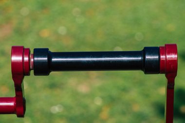 Fransa 24 Şubat 2021 'de Coronavirus salgınının ardından hükümet tarafından kapatılan kamu spor ekipmanları Fransa' yı etkiliyor.