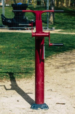 Fransa 24 Şubat 2021 'de Coronavirus salgınının ardından hükümet tarafından kapatılan kamu spor ekipmanları Fransa' yı etkiliyor.