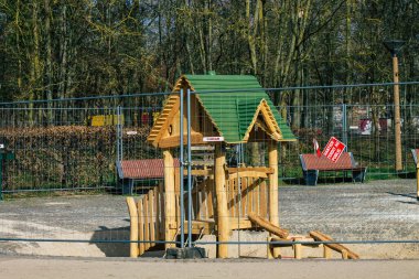 Fransa 'yı 24 Şubat 2021' de Coronavirus salgını Fransa 'nın Reims şehrini vurduğu için çocuksuz bir şekilde bahçeye çıkardı.