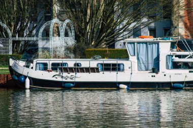 24 Şubat 2021 'de Fransa' da meydana gelen koronavirüs salgını sırasında Reims şehrinde demirli tekne görüntüsü Fransa 'yı vurdu.