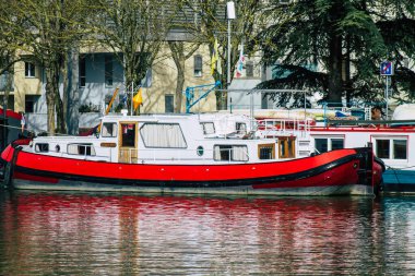 24 Şubat 2021 'de Fransa' da meydana gelen koronavirüs salgını sırasında Reims şehrinde demirli tekne görüntüsü Fransa 'yı vurdu.