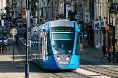 Reims Fransa 24 Şubat 2021 Coronavirus salgını sırasında Fransa sokaklarında dolaşan yolcular için modern elektrikli tramvay