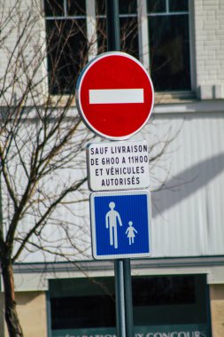 Reims şehir merkezindeki karayolu kullanıcısına bilgi sağlamak için yolun kenarına ya da yukarısına dikilmiş Fransa 24 Şubat 2021 Sokak tabelası ya da yol tabelası