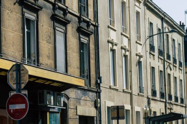 Fransa 'yı 24 Şubat 2021' de Fransa 'nın Grand Est bölgesinde yer alan ve Avrupa' nın en eski şehirlerinden biri olan Reims 'de bulunan tarihi bir binanın cephesine yerleştiriyor.