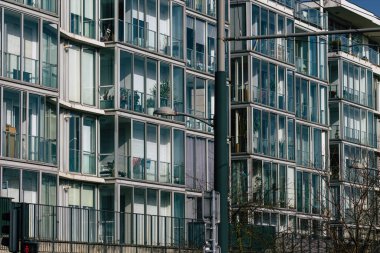 Reims, Fransa 'da 24 Şubat 2021' de Fransa 'nın Grand Est bölgesinde yer alan ve Avrupa' nın en eski şehirlerinden biri olan Reims 'de bulunan modern bir binanın cephesi.