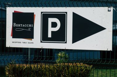 Reims şehir merkezindeki karayolu kullanıcısına bilgi sağlamak için yolun kenarına veya yukarısına dikilmiş Fransa 25 Şubat 2021 Sokak tabelası veya yol tabelası