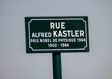 Reims şehir merkezindeki karayolu kullanıcısına bilgi sağlamak için yolun kenarına veya yukarısına dikilmiş Fransa 25 Şubat 2021 Sokak tabelası veya yol tabelası