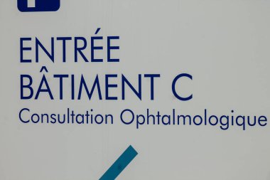 Reims şehir merkezindeki karayolu kullanıcısına bilgi sağlamak için yolun kenarına veya yukarısına dikilmiş Fransa 25 Şubat 2021 Sokak tabelası veya yol tabelası