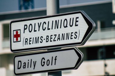 Reims şehir merkezindeki karayolu kullanıcısına bilgi sağlamak için yolun kenarına veya yukarısına dikilmiş Fransa 25 Şubat 2021 Sokak tabelası veya yol tabelası