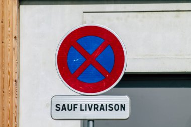 Reims şehir merkezindeki karayolu kullanıcısına bilgi sağlamak için yolun kenarına veya yukarısına dikilmiş Fransa 25 Şubat 2021 Sokak tabelası veya yol tabelası