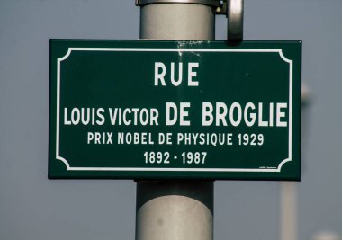 Reims şehir merkezindeki karayolu kullanıcısına bilgi sağlamak için yolun kenarına veya yukarısına dikilmiş Fransa 25 Şubat 2021 Sokak tabelası veya yol tabelası