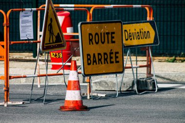 Reims şehir merkezindeki karayolu kullanıcısına bilgi sağlamak için yolun kenarına veya yukarısına dikilmiş Fransa 25 Şubat 2021 Sokak tabelası veya yol tabelası