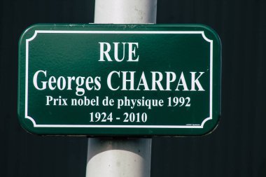 Reims şehir merkezindeki karayolu kullanıcısına bilgi sağlamak için yolun kenarına veya yukarısına dikilmiş Fransa 25 Şubat 2021 Sokak tabelası veya yol tabelası