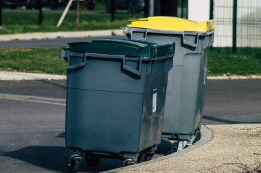 Reims, Fransa 'nın Grand Est bölgesinde bir şehir olan Reims' de 25 Şubat 2021 'de çöp konteynırına yerleşiyor.