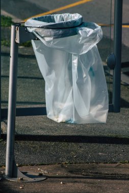 Reims, Fransa 'nın Grand Est bölgesinde bir şehir olan Reims' de 25 Şubat 2021 'de çöp konteynırına yerleşiyor.