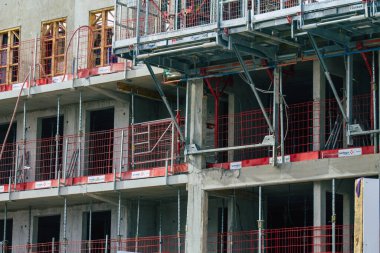 Fransa 'yı 25 Şubat 2021' de Coronavirus salgını sırasında Reims 'de bulunan ve Fransa' yı etkileyen yeni bir binanın şantiyesine yerleştirdi.