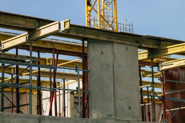 Fransa 'yı 25 Şubat 2021' de Coronavirus salgını sırasında Reims 'de bulunan ve Fransa' yı etkileyen yeni bir binanın şantiyesine yerleştirdi.