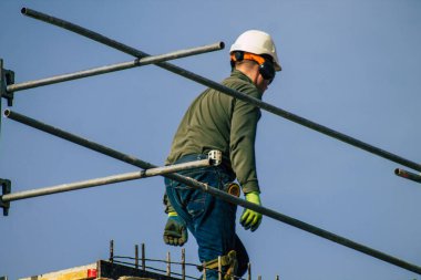 Fransa 'yı 25 Şubat 2021' de Coronavirus salgını sırasında Reims 'de bulunan ve Fransa' yı etkileyen yeni bir binanın şantiyesine yerleştirdi.