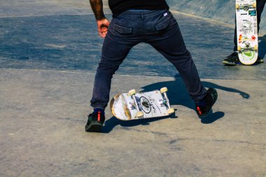 Reims Fransa 'da 26 Şubat 2021' de Fransa 'yı etkileyen salgın sırasında Reims caddesinde kaykay yapan kimliği belirsiz gençler görülüyor.