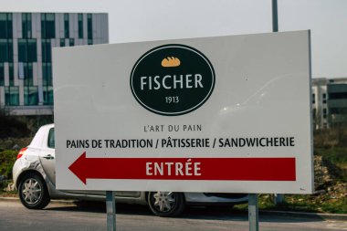 Fransa 'da Coronavirus salgını sırasında Reims' de bulunan bir binanın cephesinde 26 Şubat 2021 'de Fransa' yı vurdu.