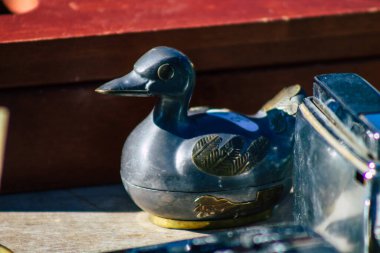 Reims France 27 Şubat 2021 Coronavirus salgını sırasında Fransa 'da bit pazarında satılan eski dekoratif eşyalar