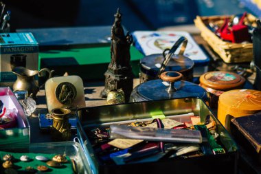 Reims France 27 Şubat 2021 Coronavirus salgını sırasında Fransa 'da bit pazarında satılan eski dekoratif eşyalar