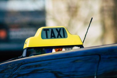 Koronavirüs salgını sırasında Fransa sokaklarında dolaşan ve Fransa 'yı etkileyen yolcular için 27 Şubat 2021' de Fransa 'yı ele geçirdi.