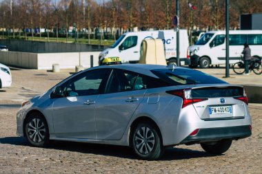 Koronavirüs salgını sırasında Fransa sokaklarında dolaşan ve Fransa 'yı etkileyen yolcular için 27 Şubat 2021' de Fransa 'yı ele geçirdi.