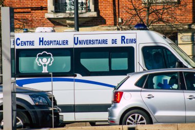 Coronavirus salgını sırasında Fransa 'yı etkileyen Reims caddelerinden geçen 27 Şubat 2021' de Fransa 'yı yeniden canlandırdı.