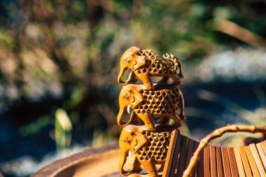 Reims France 27 Şubat 2021 Coronavirus salgını sırasında Fransa 'da bit pazarında satılan eski dekoratif eşyalar