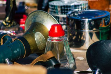 Reims France 27 Şubat 2021 Coronavirus salgını sırasında Fransa 'da bit pazarında satılan eski dekoratif eşyalar