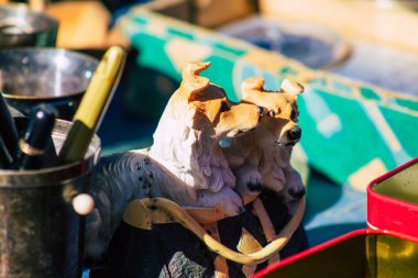 Reims France 27 Şubat 2021 Coronavirus salgını sırasında Fransa 'da bit pazarında satılan eski dekoratif eşyalar