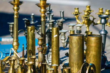 Reims France 27 Şubat 2021 Coronavirus salgını sırasında Fransa 'da bit pazarında satılan eski dekoratif eşyalar