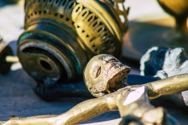 Reims France 27 Şubat 2021 Coronavirus salgını sırasında Fransa 'da bit pazarında satılan eski dekoratif eşyalar