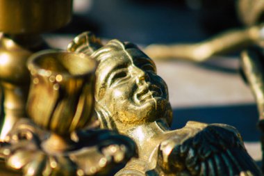 Reims France 27 Şubat 2021 Coronavirus salgını sırasında Fransa 'da bit pazarında satılan eski dekoratif eşyalar