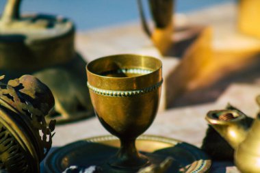 Reims France 27 Şubat 2021 Coronavirus salgını sırasında Fransa 'da bit pazarında satılan eski dekoratif eşyalar