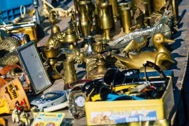 Reims France 27 Şubat 2021 Coronavirus salgını sırasında Fransa 'da bit pazarında satılan eski dekoratif eşyalar