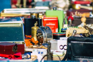 Reims France 27 Şubat 2021 Coronavirus salgını sırasında Fransa 'da bit pazarında satılan eski dekoratif eşyalar