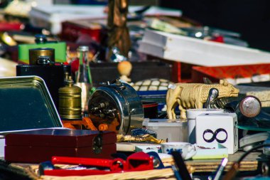 Reims France 27 Şubat 2021 Coronavirus salgını sırasında Fransa 'da bit pazarında satılan eski dekoratif eşyalar