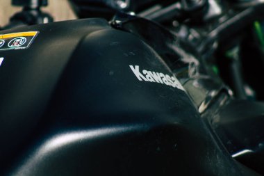 Reims France 27 Şubat 2021 Metropolitan Bölgesi şehir merkezinin caddelerine park etmiş bir motosiklet.