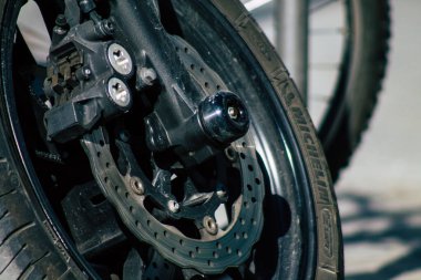 Reims France 27 Şubat 2021 Metropolitan Bölgesi şehir merkezinin caddelerine park etmiş bir motosiklet.