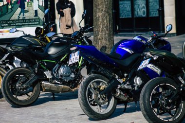 Reims France 27 Şubat 2021 Metropolitan Bölgesi şehir merkezinin caddelerine park etmiş bir motosiklet.