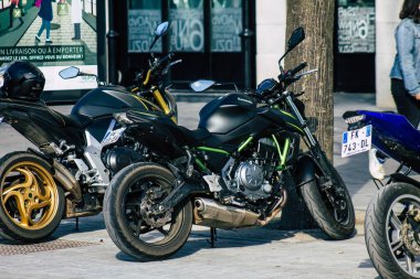 Reims France 27 Şubat 2021 Metropolitan Bölgesi şehir merkezinin caddelerine park etmiş bir motosiklet.